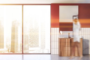 Kırmızı çatı katında yürüyen bir kadın.