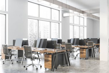 Beyaz endüstriyel ofis köşesi, ahşap masalar