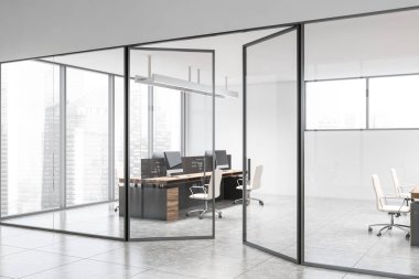 Beyaz ve cam açık uzay ofisi içi