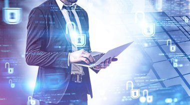 Şehirde dizüstü bilgisayarı olan bir iş adamı, siber güvenlik.