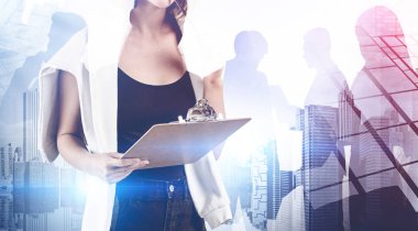 Pano ve ekibiyle birlikte yönetici.