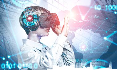 VR kulaklıklı kadın küresel ağ ile çalışıyor