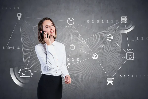 Mujer con smartphone, bosquejo de ordenador en la nube — Foto de Stock