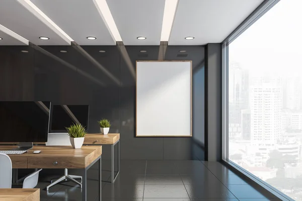 Сірий панорамний відкритий офіс з плакатом. — стокове фото