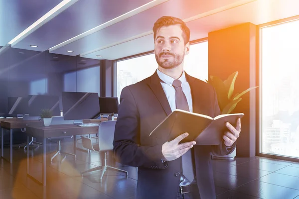 Uomo con libro in ufficio grigio open space — Foto Stock