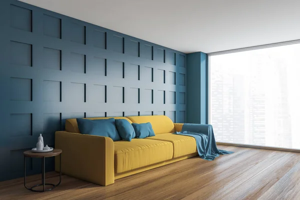 Dunkelblaue Wohnzimmerecke mit gelbem Sofa — Stockfoto
