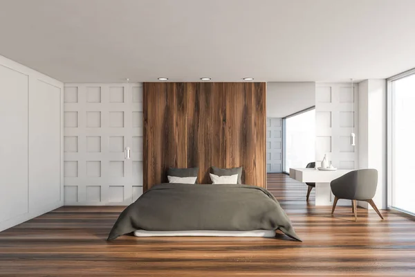 Białe i drewniane wnętrze sypialni z fotelem — Zdjęcie stockowe