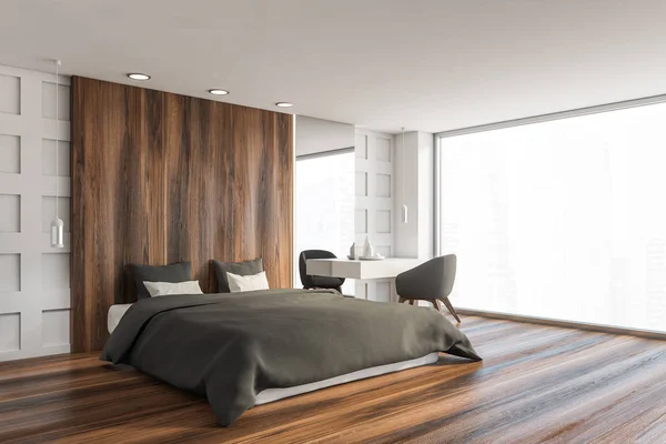 Biały i drewniany narożnik sypialnia poddasze z fotelem — Zdjęcie stockowe