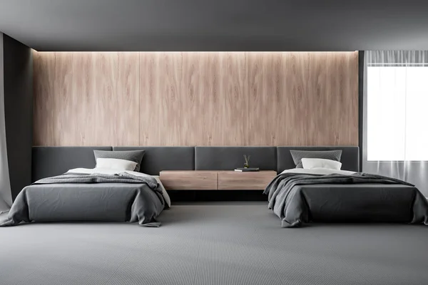 Chambre grise et bois avec deux lits — Photo
