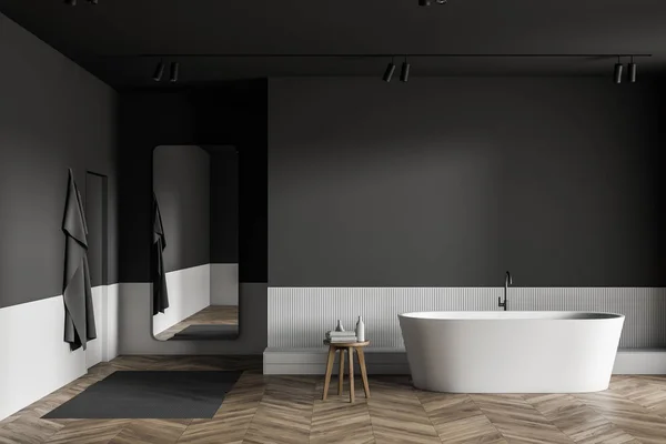 Szürke és fehér fürdőszoba káddal és tükörrel — Stock Fotó