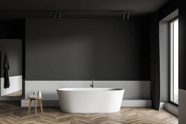 Interior do banheiro cinza e branco com banheira — Fotografia de Stock