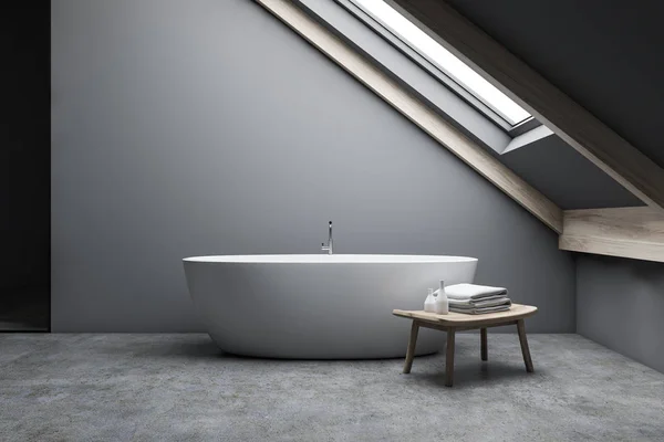 浴槽とベンチ付きの屋根裏グレーのバスルームのインテリア — ストック写真