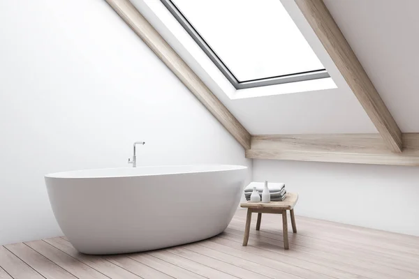 Poddasze biały łazienka wnętrze z wanną i ławką — Zdjęcie stockowe