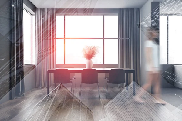 Mujer caminando en el comedor gris con cortinas —  Fotos de Stock