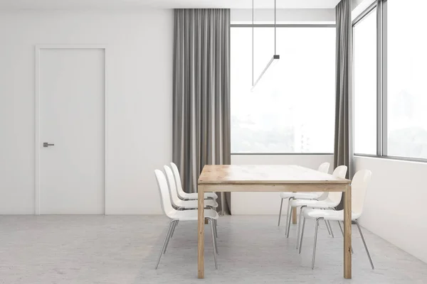 Bianco sala da pranzo interno con porta — Foto Stock