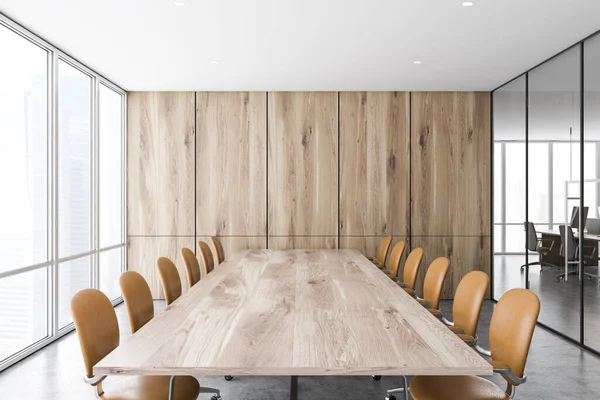Sala de reuniones con panel de madera y oficina de espacio abierto —  Fotos de Stock