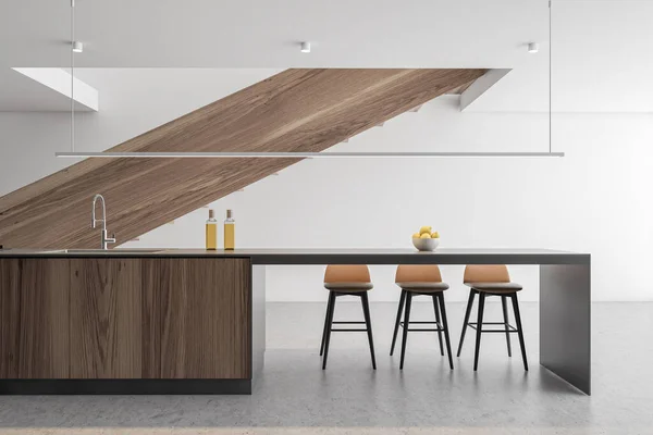 Intérieur de cuisine blanche avec bar et escalier — Photo