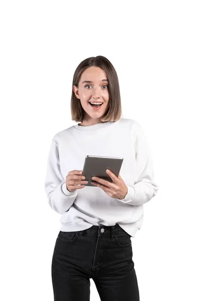 Счастливая молодая женщина с планшетом, изолированные — стоковое фото