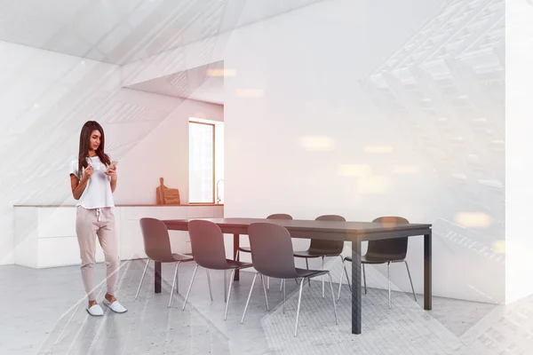 Femme avec café dans la salle à manger blanche — Photo