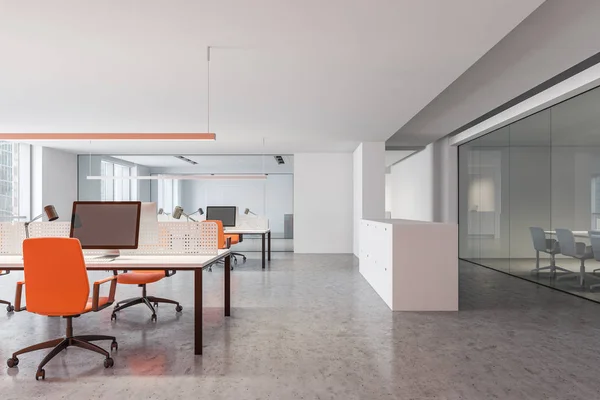 明るいオープンスペースと会議室のインテリア — ストック写真
