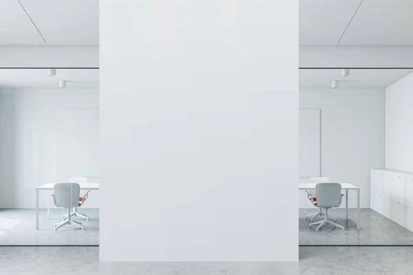 Sala de reuniões branca com parede mock up — Fotografia de Stock