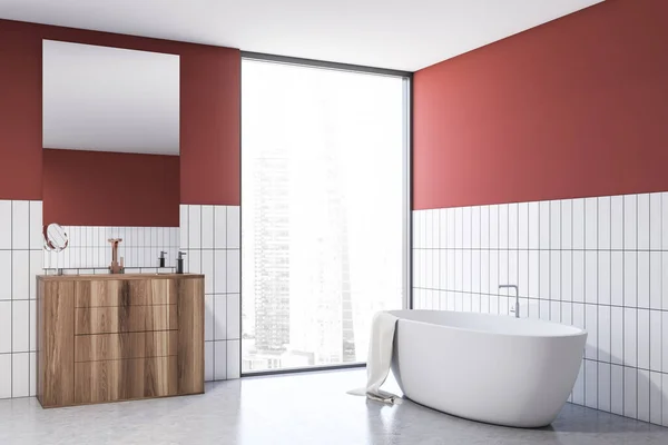 Červené a bílé dlaždice koupelna s vanou a umyvadlem — Stock fotografie