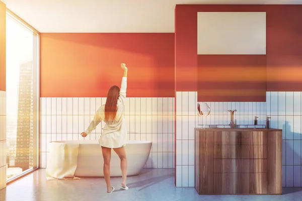 빨간색 과 흰색 욕실에 있는 여자 — 스톡 사진