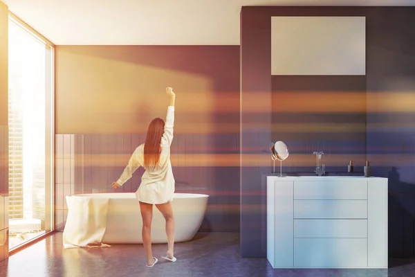 Woman in blue and gray bathroom — Stock Photo, Image