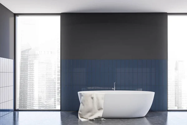 浴槽付きグレーと青のタイルバスルームのインテリア — ストック写真