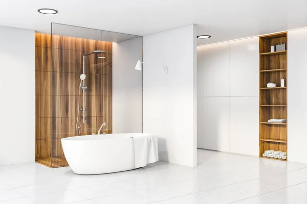 木と白のバスルームの角、浴槽とシャワー — ストック写真