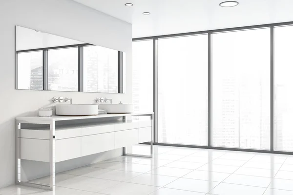 Çift lavabo ile panoramik beyaz banyo köşesi — Stok fotoğraf