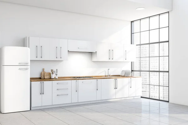Beyaz mutfak köşesi, tezgahlar ve buzdolabı. — Stok fotoğraf