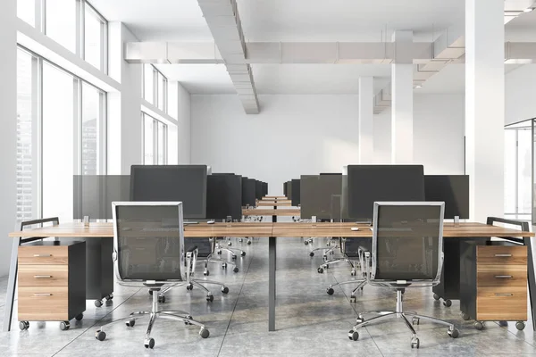 Ufficio bianco in stile industriale con tavoli in legno — Foto Stock