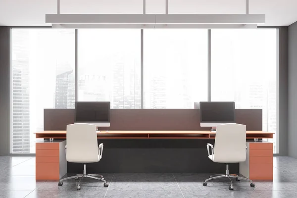 Panoramisch grijs kantoor met oranje tafel — Stockfoto