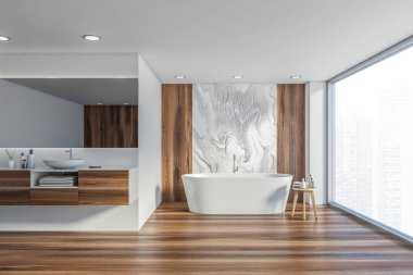 Beyaz mermer ve ahşap banyo içi