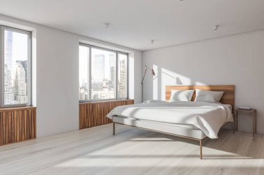 Beyaz ve ahşap ana yatak odası köşesi