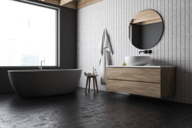 Çatı katı gri ve beyaz banyo köşesi, küvet ve lavabo