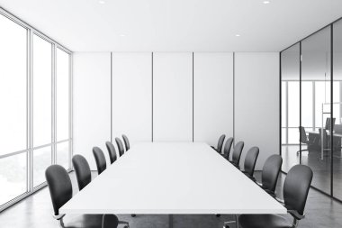 Beyaz panel toplantı odası ve açık uzay ofisi