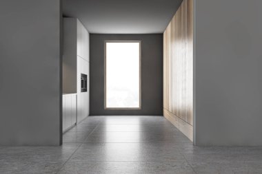 Şık gri dar çatı katı mutfağı.