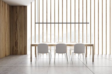 Panoramik tavan arası ahşap yemek odası.