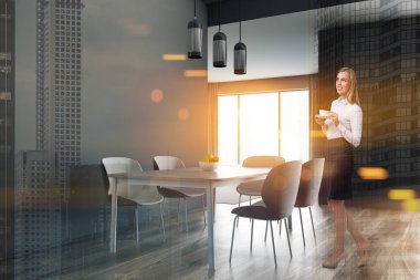 Gri yemek odasının köşesindeki sarışın kadın.