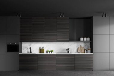 Gri ve ahşap mutfak tezgahlı.