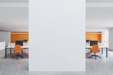 Duvarı turuncu açık uzay ofisindeki gibi yap.