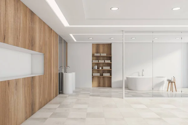 Деревянная и белая ванная комната, ванна, раковина и полки — стоковое фото