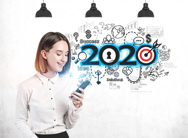 Młoda kobieta z telefonem i jej cele na rok 2020 — Zdjęcie stockowe