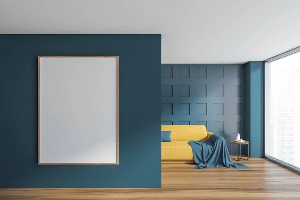 Sarı kanepeli ve posterli koyu mavi oturma odası. — Stok fotoğraf