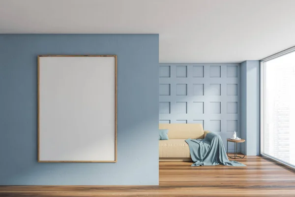 青いリビングルームとともにベージュのソファとポスター — ストック写真