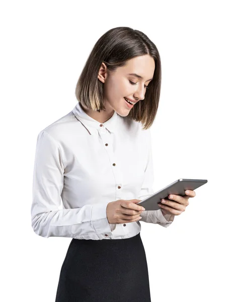 Uśmiechnięta bizneswoman patrząca na tablet, odizolowana — Zdjęcie stockowe