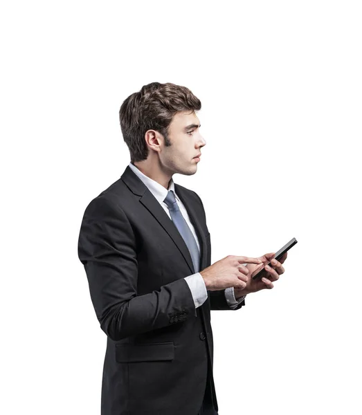 Empresário sério usando smartphone, isolado — Fotografia de Stock