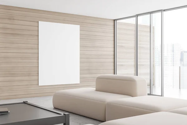 Canto da sala de estar de madeira com sofá e cartaz — Fotografia de Stock
